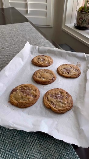 Small batch series part 1: the best small batch brown butter chocolate chunk cookies with sea salt ✨😫 #brownbutter #brownbuttercookie #brownbuttercookies #maldonsalt #chocolatechunkcookies #bestcookierecipe #chocolatechipcookies #smallbatch #smallbatchrecipe #easydessertrecipe #cookierecipes #dessertrecipe #brownbutterchocolatechipcookies #chocolate #easyathomerecipe