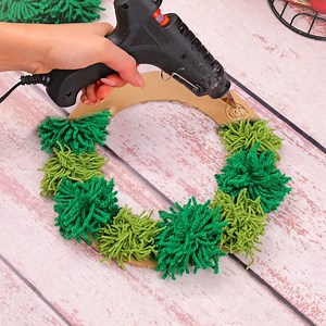 DIY your own Christmas wreath😍 | Trendy Magazine