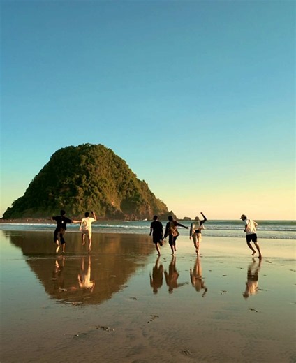 Pantai atau Pulau? Keindahan Alam Banyuwangi yang Bikin Bingung