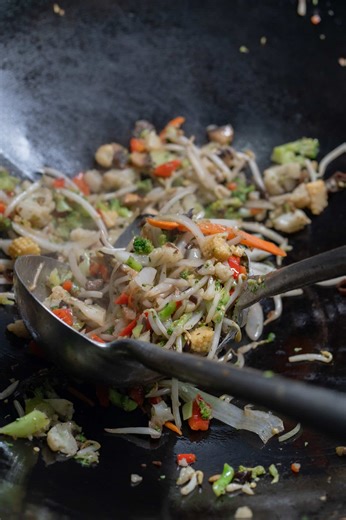 Nuestra cocina está viva, y suena así. Echa un vistazo a lo que ocurre en el corazón de Café Kowloon. Fuego, wok y tradición. ¿Ya lo probaste? 🥢 #tradición #BehindTheScenes #backofhouse #cocinachina #CaféKowloon