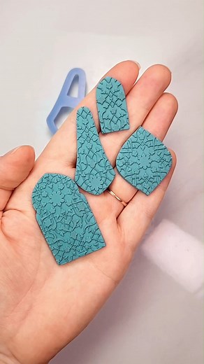 Every part of this Moroccan Florals pattern is absolutely beautiful! It looks amazing with arabesque shapes, but I think it works well with most symmetrical shapes. This pattern is also available as a silk screen. #MoroccanVibes #MoroccanPattern #MoroccanDesign | The Clay Impress