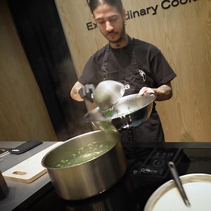  Paris Expo Porte de Versailles - Hall 1, Stand E49 Eine sinnliche und immersive Reise im Zeichen von Innovation, Design ... und gutem Essen! Wir hatten das Vergnügen, Chefkoch @romeosan an unserem Stand bei #EspritMeuble begrüßen zu dürfen, der mit #Lhov ein Rezept mit einzigartigen Aromen zubereitet hat. Ein Triumph der Kochkunst zwischen Innovation und Kreativität. #Elica #ElicaCooking #ExtraordinaryCooking | Elica | Facebook