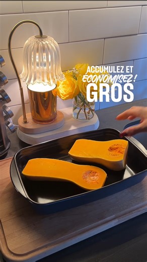 C'est la saison des soupes. 🥣 Prépare-la dans un plat en verre borosilicaté qui passe du congélateur au four, ou fais-la mijoter dans notre faitout en fonte qui convient à toutes les cuisinières et garde chaque bouchée bien tendre. Identifie quelqu’un qui a besoin de cette soupe dans sa vie! 🥣💛 Voici ce qu’il te faut : - 1 courge musquée - 1 tête d’ail PC Biologique - 2 grosses carottes - 1 boîte de Tomates Anxiany PC - 1 oignon doux - 3 c. à s. de Sirop d’érable PC - 1 bouquet de Thym PC - ½