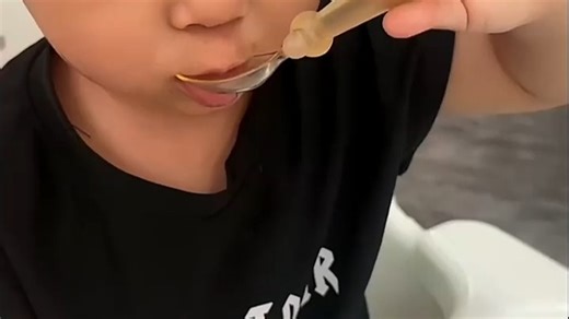 宝宝AD之选卓思Ddrops，纯净配方易吸收，无敏安心补，每天一滴护成长，辅食期也能放心用！