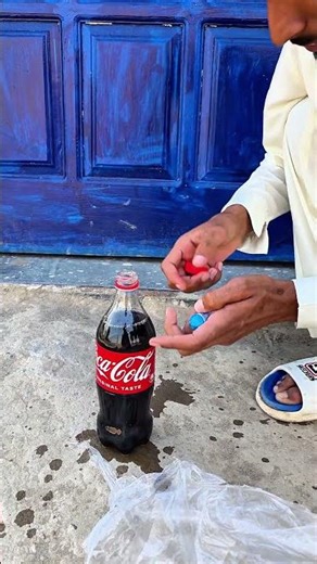 Aj apne sth he prank hogiya😂 coca bottle patha giya😂😂🤣