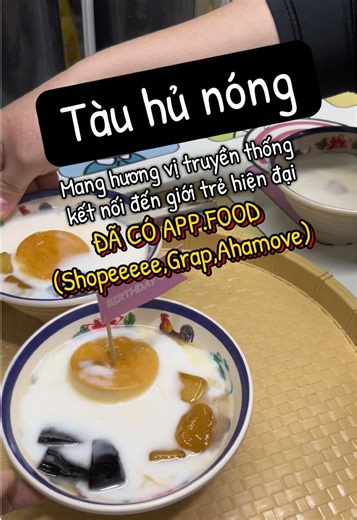 Lựa chọn phát triển một món ăn truyền thống, nghe cái tên thấy nhà quê, không hottrend, không nịnh vị lại kén khách hàng, tiệm thì nằm sâu trong con kiệt vắng người biết đến. Liệu sự lựa chọn này của Tiệm là quá mạo hiểm hay không các bạn? Liệu món ăn mang hương vị quê hương này có chỗ đứng nào đó giữa thị trường đầy sự cạnh tranh từ các món thức uống đa dạng sắc màu, thành phần, thể loại nịnh vị khác nhau? Tiệm cũng đã từng đau đáu rất nhiều về câu hỏi này, và hi vọng rằng món tàu hủ nóng vẫn s