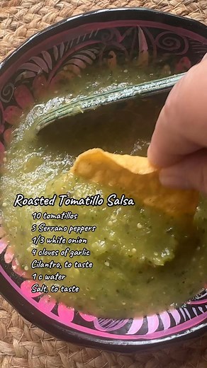 Easy Roasted Tomatillo Salsa!! I did drizzle on a little oil to speed up the roasting in the comal! More salsa verde recipe links available in the comments section. ENJOY!! #tomatillosalsa #MEXICANSALSA | La Piña En La Cocina
