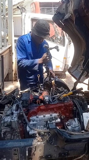 Replacing the cylinder head and block on a Hino Dutro SO5D-D engine | Kaniso Hino and dutro specialist