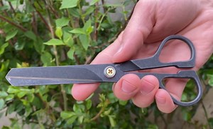 Make Your Own Heavy-Duty Scissors With This Short Guide