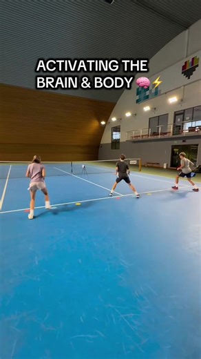 Train your brain, not just your muscles 🧠⚡️ . Reaction speed is the bridge between seeing the ball and getting to the ball. Drills like this aren’t just about footwork; they are about shortening the time it takes to process visual information and execute a movement. . ✅ Sharpens cognitive processing ✅ Improves change of direction ✅ Simulates match-play pressure . 👏 Fantastic work using the SwitchedOn app. . 💾 Save this drill for your next warm-up! . #stayswitchedon #cognitivemotortraining #te