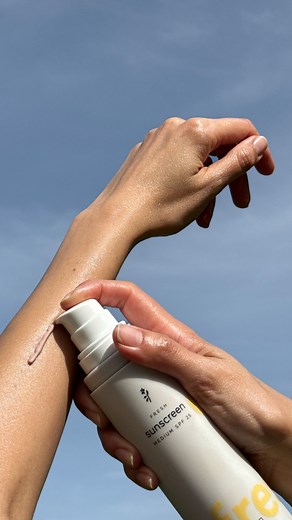 RINGANA on Instagram: "🇬🇧 Glow & Protect ✨ Our FRESH sunscreen shine with SPF 25 not only provides your skin with instant UVA and UVB protection, but also gives it a subtle golden glow. ☀️ Perfect for that radiant summer vibe! 🤩 🇩🇪 Glow & Protect ✨ Unsere FRESH sunscreen shine mit SPF 25 bietet deiner Haut nicht nur sofortigen UVA- und UVB-Schutz, sondern verleiht ihr auch einen zarten Goldschimmer. ☀️🤩 Für einen schimmernden Summer Vibe auf deiner Haut! 🤩 *limited edition, available whil