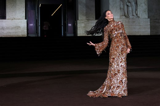 En images : Demi Moore sirène d’or Gucci à Milan