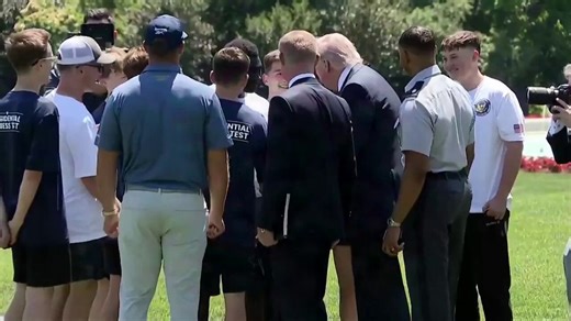 El presidente de Estados Unidos, Donald Trump, dijo el martes ante un grupo de niños que hace ejercicio como máximo un minuto al día, durante la firma de una orden para revivir un premio presidencial de aptitud física en las escuelas.Trump, próximo a cumplir 80 años edad, se convirtió en el presidente estadounidense de mayor edad al ser investido para su segundo mandato cuando tenía 78, y se ha especulado sobre su estado físico.Con la firma de la orden ejecutiva Trump restableció el premio de la
