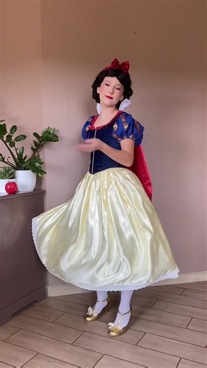 Get ready with Snow-White 🍎 ! #cosplay #disney #couture #blancheneige #snowwhite #pretty #fyp #pourtoi #fypage #grwm