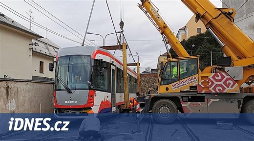 Novou chytrou tramvaj v Olomouci na koleje posadil jeřáb - iDNES.cz
