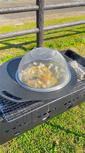 Tasty Japan-人気No.1簡単料理・幸せレシピ on Instagram: "【こんなやり方があったなんて！もっと早く知りたかった】BBQ &キャンプで人気者になれるスゴ技レシピ / How to Cook Popcorn with a Skillet @tastyjapan 他のレシピもチェック！ 2人分 材料: ポップコーンの種 50g バター 20g キャラメル 4粒 作り方: ① 鍋を弱火で熱して、バターを入れて溶かす。ポップコーンの種、キャラメルを加えて混ぜる。 ② 上からステンレスのザルを被せ、ポップコーンのはじける音が聞こえなくなるまで加熱したら、完成！ === How to Cook Popcorn with a Skillet Servings: 2 INGREDIENTS 50g popcorn kernels 20g butter 4 pieces caramel PREPARATION 1. Heat a skillet on low heat. Put butter to melt. Add popcorn kernels and caramel i