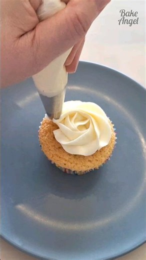 1M piping tip rosette and buttercream swirl #cupcakes #buttercream #cupcakedecorating