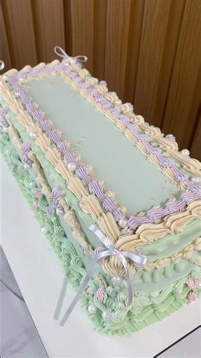 Long cake #ganache Piping tips: 125K, 112, 32, 35, 18, 104, 67 #cake #decoratedcake #recipe #pastry