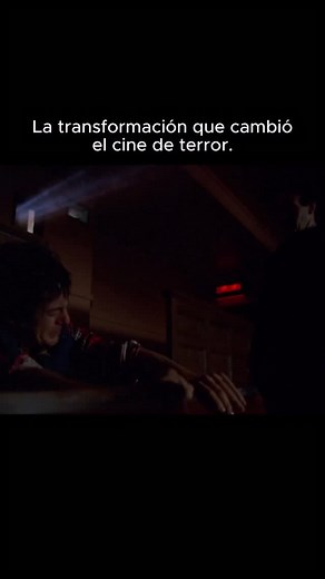 An American Werewolf in London (1981) – Dirigida por John Landis, mezcla humor negro, horror y efectos prácticos legendarios. La escena de Piccadilly Circus sigue siendo una de las más impactantes del cine de terror: una coreografía de pánico y destrucción que aún hoy se siente más real que la mayoría del CGI moderno. Ganó el primer Oscar al Mejor Maquillaje por su legendaria transformación… y con razón. 👉 ¿Cuándo fue la última vez que viste un hombre lobo hecho 100% a mano? . . . . . . . . #re