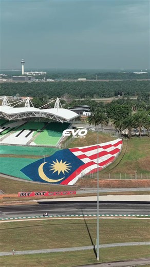 Race 2 complete at the Asia Road Racing Championship – Sepang International Circuit! 🏁🔥 Jet Lee, Karlo Salonga, DoraBai & Buhawi got to experience the ARRC PitWalk up close. John Emerson Inguito fought with the front pack and finished P14 despite a crash at the final corner. Rendi Odding was unable to start due to a mechanical issue, but remains 3rd Overall in UB150! 🏆 One final round at Chang International Circuit. Time to defend the Top 3! #evohelmetsphilippines