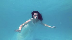 「Beautiful Bride White Dress Dives Poses」の動画素材（ロイヤリティフリー）1037129195 | Shutterstock