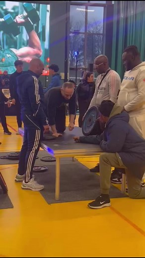 Impressionnante performance de mon ami Greg Pfeferberg. 65 kg de poids de corps et 90 kg en pompes lesté à 90 kg . Monstrueux | Franck Ropers