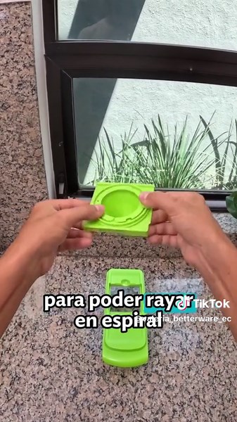 ✨ ¡Facilita tus cortes y ahorra tiempo en la cocina! Con el Master Cut Spiral lograr cortes finos y precisos es facilísimo. Sus 7 navajas intercambiables crean cubos, láminas y espirales perfectos y uniformes, para que tus recetas no solo sepan bien, sino que también se vean espectaculares. 🤩 Además, incluye un peine que facilita la limpieza. 🧼💙 #BetterwareEcuador #SeVaAPonerMejor #cocinafacil