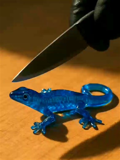 Slicing Sounds of a Blue Lizard ASMR
