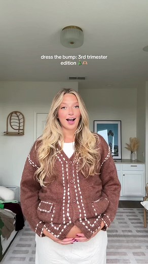 Cozy Maternity Outfits for Third Trimester Comfort