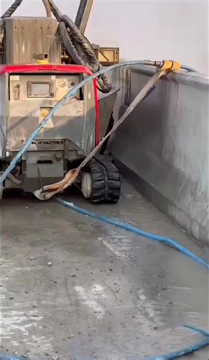 Water crushing. Water jet crushing #waterjetdemolition #hydrodemolition #robot #construction #constructionsite
