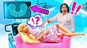 ¡Nuevos vídeos para niñas con muñecas Barbie, Ken y sus bebés! Barbie está embarazada y hoy va a la doctora para que le hagan una revisión. Veamos... Es la hora de saber si Barbie va a tener un niño o una niña. Parece que tendrá una niña y un niño a la vez. ¡Qué sorpresa! ¡Enhorabuena, Barbie! | Dibujos animados y Vídeos para niños