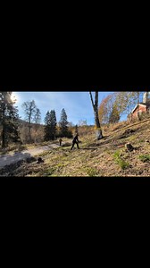 🥏🎉 Første kast i kurven på Hull 1 gikk til Tom Roar Lillegård 🎉🥏 Banen begynner virkelig å komme til liv, vi har nå fått opp kurvene på Hull 1 og 2, og fortsetter utover dagen 💪 For en følelse å se de første discene faktisk finne veien hjem i kurven etter all jobben som er lagt ned! 😍 Dette er starten på noe stort for Grua Frisbeegolf 💚 Varig Hadeland Forsikring Grua Ungdoms- og idrettslag Lunner kommune #GruaFrisbeegolf #Frisbeegolf #GruaUIL #BygdaVår #Dugnadsglede #BanenTarForm #Friluft