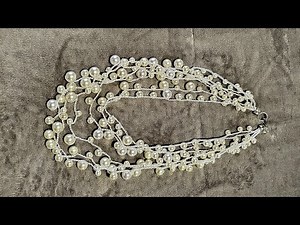 Collana realizzata all'uncinetto con perle di diversa grandezza.