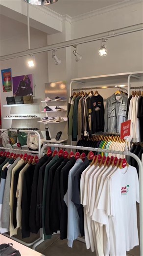 Kalau lagi cari outfit baru, ini waktunya kamu mampir ke COSMIC! Pilihan apparel-nya lengkap, tempatnya juga nyaman dan seru buat explore berbagai style. Apalagi lagi ada Fresh Season Deals dalam rangka 25th Anniversary Cosmic sampai 30 September 2026: ✨ Diskon Rp25.000 min. transaksi Rp250.000 🎁 Spin The Roulette min. belanja Rp450.000, berkesempatan dapat Tote Bag, Tees, Hat, atau diskon ekstra! Jangan lupa pakai kode promo NETIZENSERANG-FS25 di kasir biar makin untung! 💥 #cosmic #kotaserang