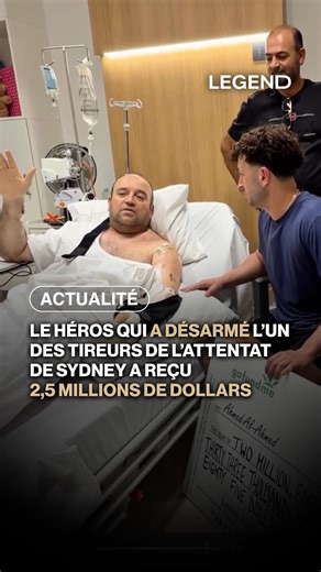 LEGEND on Instagram: "Ahmed al Ahmed, le héros qui a désarmé l’un des tireurs de l’attentat de Sydney ce dimanche, a reçu 2,5 millions de dollars de dons. Blessé, il a été hospitalisé et le Premier ministre australien lui a rendu visite pour le remercier de cet acte héroïque. Ahmed al Ahmed est un vendeur de fruits, âgé de 43 ans, d’origine syrienne. Ses parents sont arrivés il y a quelques mois en Australie et ne sont pas surpris par son acte. Son père a déclaré : « Mon fils est un héros. En Sy