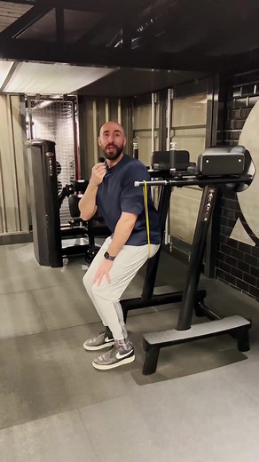 Dips assisté 🤓 conseils sportifs pour débutants 🙏🏼 #conseilsportifs #salledesport #debutants #dips | Adamantium Coach