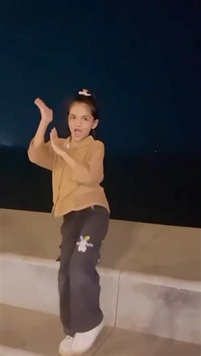 Bijuli jaisi speed ⚡ dance fire 🔥 #dancevideo #trendingreels #badalbarsa #viralvideo #dancefun