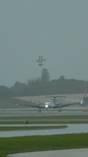 Beech King Air 350i | N817UP | Landing at Sarasota Airport #propplane #aviation #generalaviation #propeller #beechcraft | Propeller Time