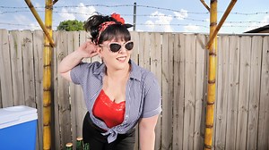 How to Dress Like a Rockabilly-Style Chick