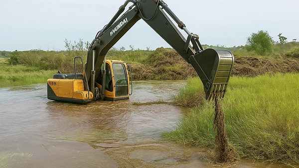 Epic Hydraulic Excavator at Work - Watch as It Cleans a Weir with Unmatched Precision!