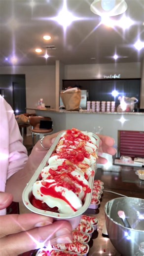 I have the most fun decorating this cake 🥮💕 #killeenbakery #centraltexasbakery #sweetsideas #strawberrycake #cakeflavorideas