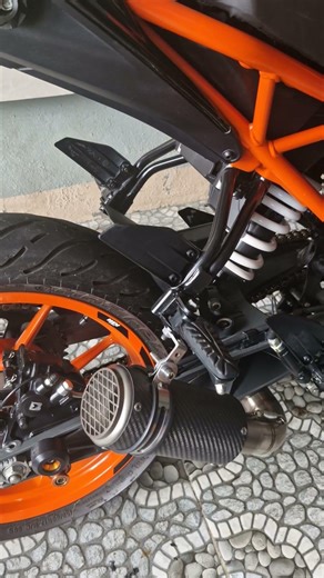 Duke 200 v2 SC Project Carbon Screen type.