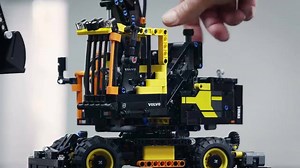 21K views · 1.4K reactions | 樂高科技系列的新品42053 Volvo EW160E 是由樂高與Volvo合作開發的擬真模型 完整的呈現真實EW160E 的許多特徵 同樣採用經典色黑黃搭配，擬真的輪式挖土機功能造型 操縱多功能啟動懸臂和挖具及旋轉結構 本款模型的逼真細節數不勝數 小到駕駛室的座椅、扶手、遮光板和可調的反光鏡，均一絲不漏！ 產品來源 42053 Volvo EW160E | LEGO | Facebook