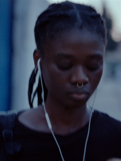 ✈️ Dès ce mercredi 28 janvier au cinéma: «Promis le ciel» de Erige Sehiri… À Tunis, Trois femmes et une petite fille rescapée d’un naufrage s’entraident au quotidien. Elles s’appellent Marie, Naney, Jolie et Kenza. Elles viennent de Côte d’Ivoire ou d’ailleurs... Plus d’infos sur trigon-film.org #PromisLeCiel #erigesehiri @aissa.maiga @laetitiaky #DeboraLobeNaney @laetitiaky @delgres_band #Cinéma #Tunisie @festivalcinemasdafriquelausanne