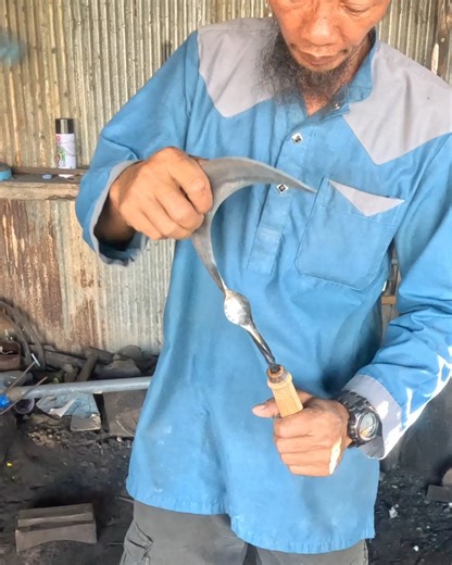 Amazing tool making - How to make a rice cutting sickle from rebar #MetalWorks #tipsandtricks #oldschool #art #me #tips | METAL WORKS