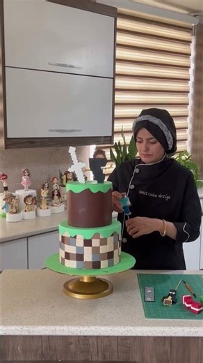Cake decoration with the favorite Minecraft theme of teenagers, do you like it