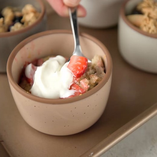 You have to try these easy, protein-packed pancake bowls! With chia, flax, and a big scoop of your favorite Simple Truth protein powder, they're a perfect way to kick off your day. Recipe below. 🥞​ #ProteinPancakes #Superfood #Breakfast #Recipe #MealPrep ----- BAKED PROTEIN PANCAKE BOWLS​ 1/3 cup Simple Truth Organic Unbleached All-Purpose Flour​ 2 tbsp Simple Truth Organic Ground Flax Seed​ 1 tbsp Simple Truth Organic Hulled Hemp Hearts​ 1 tbsp Simple Truth Organic Chia Seeds​ 3/4 tsp baking p