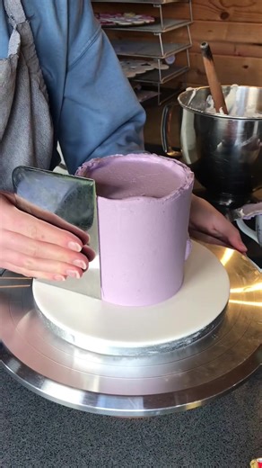 Cover a chocolate cake in purple buttercream with me 💜 #purplecake #chocolatecake #cakedecorating #chocolate #maddiscakes