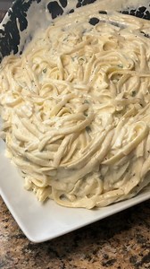 This is THE BEST fettuccine Alfredo! And once you know how to make the Alfredo sauce you can use it to make so many different dishes! #FettuccineAlfredo #easyrecipe #dinner #pasta #weeknightdinner #food #recipe #whatsmomcookin | Whatsmomcookin