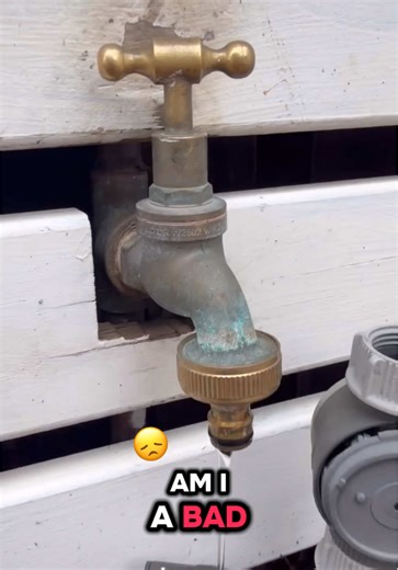 Today I’m replacing a leaking garden tap 🚰 For this job, I’m using pink plumbing tape. Could I have used grey? Sure — but what’s the actual difference? Mainly the colour. Grey tape is also rated for gas, which I’m obviously not working on here. For a garden tap, pink does the job perfectly. Does that make me a bad plumber? I’ll let the comments decide 😉 I’m sure a few people will jump in with opinions that aren’t even related… Is this rage bait? Maybe. Is the tap fixed properly? Absolutely. ✅ 